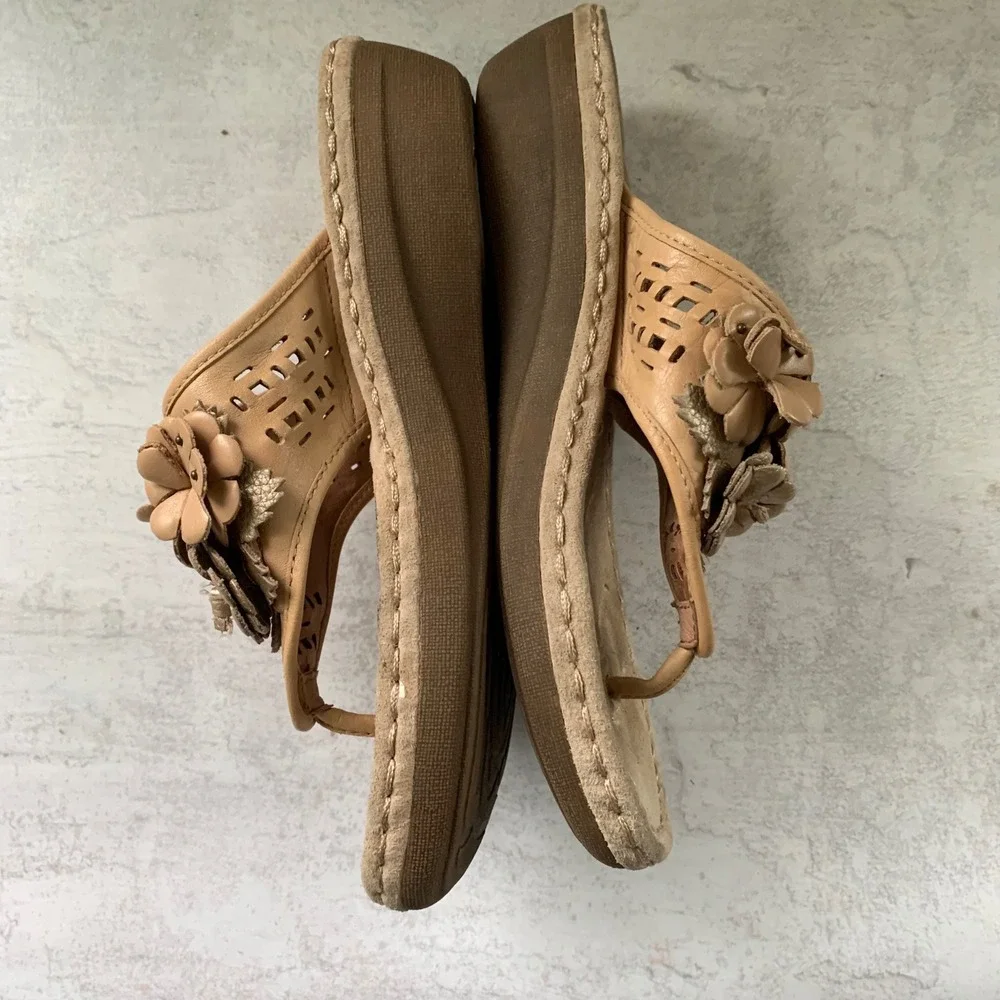 Clarks 8M Artisan‎ Leather Thong Wedge Sandals Tan Gold Floral Applique 26068592